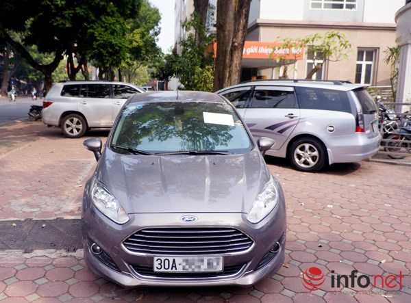 Hàng loạt ô tô 'đại náo' vỉa hè bị công an 'sờ gáy'