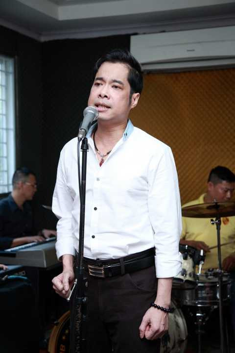 Sở hữu giọng hát trầm ấm và tình cảm, “ông hoàng nhạc sến” Ngọc Sơn sẽ mang đến cho khán giả 3 bản boléro tuyệt vời: Hoa sứ nhà nàng, Trong tầm mắt đời và Nhớ người yêu.