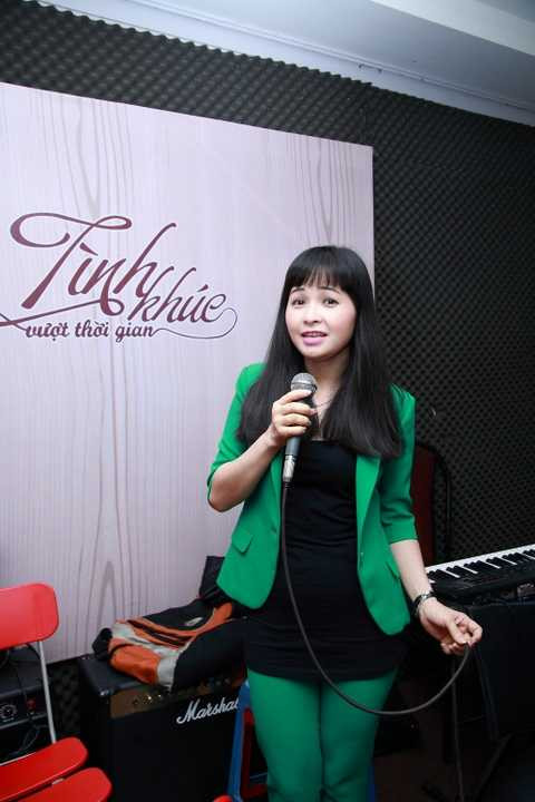 Giọng ca quê hương Trang Nhung sẽ mang khán giả trở lại với cảm giác xao xuyến của tuổi học trò khi trình diễn ca khúc Nỗi buồn hoa phượng và mối tình đầu nhẹ nhàng, lãng mạn qua tình khúc Hoa mười giờ