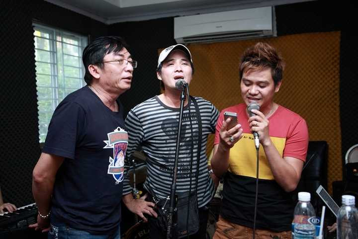 Chương trình còn hứa hẹn mang đến nhiều bất ngờ cho khán giả với sự kết hợp lần đầu tiên giữa 3 giọng hát nam đã từng làm rung động trái tim của nhiều khán giả nữ khi thể hiện những tình khúc bolero: Đình Văn – Chế Thanh – Mai Quốc Huy, tam ca đặc biệt này sẽ gửi đến LK Đôi mắt ngày xưa – Xin gọi nhau là cố nhân