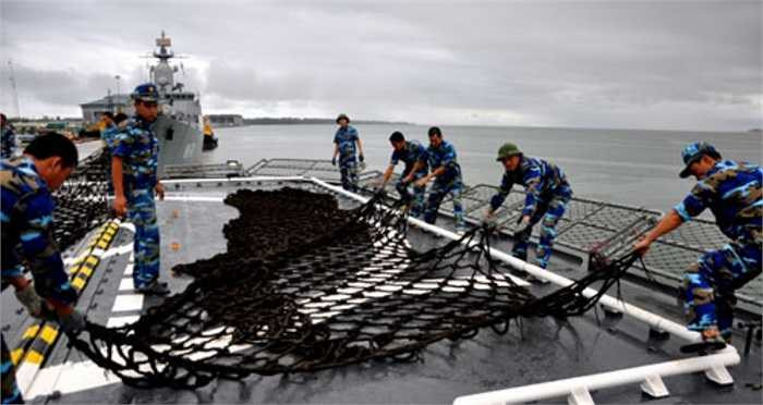 Trong biên đội tàu chiến Đinh Tiên Hoàng - Lý Thái Tổ, trực thăng săn ngầm luôn sẵn sàng. (Theo TNO)
