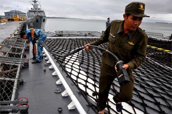 Nhân viên kỹ thuật kéo dây cấp điện. (Theo TNO) 