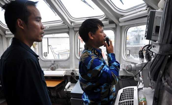 Đại úy Nguyễn Mạnh Việt (bên trái), Chỉ huy bay và thiếu tá Võ Cát Khánh (Phó Thuyền trưởng Quân sự tàu HQ-012) phối hợp chỉ huy giữa 2 lực lượng Không quân và Hải quân. (Theo TNO) 