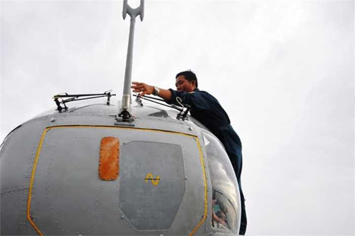 Chỉnh thiết bị dò tìm tàu ngầm. (Theo TNO)