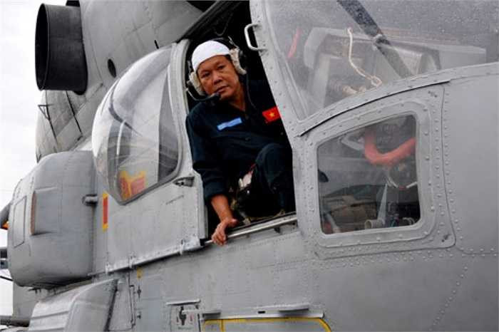 Trung tá Nguyễn Bá Thủy, sĩ quan dẫn đường 1 trên Ka-28. (Theo TNO)