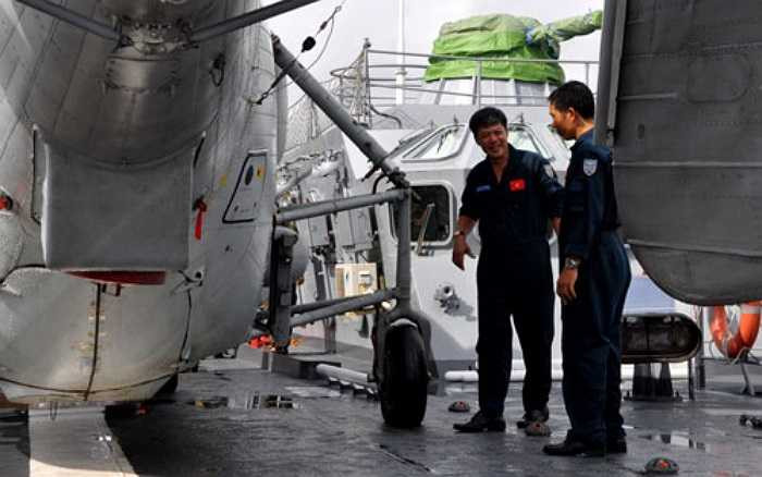 Các phi công rút kinh nghiệm sau khi bay. (Theo TNO)