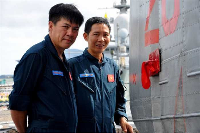 Trung tá Phạm Minh Tuấn (bên trái), Phó Tham mưu trưởng Lữ đoàn 954 và thiếu tá Trần Minh Tuấn (phải) - Những phi công giỏi, dày dặn kinh nghiệm điều khiển máy bay làm nhiệm vụ săn tìm, tiêu diệt tàu ngầm. (Theo TNO)