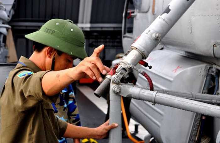 Chỉ huy kéo máy bay phải thận trọng từng cm để không ảnh hưởng đến lốp. (Theo TNO)