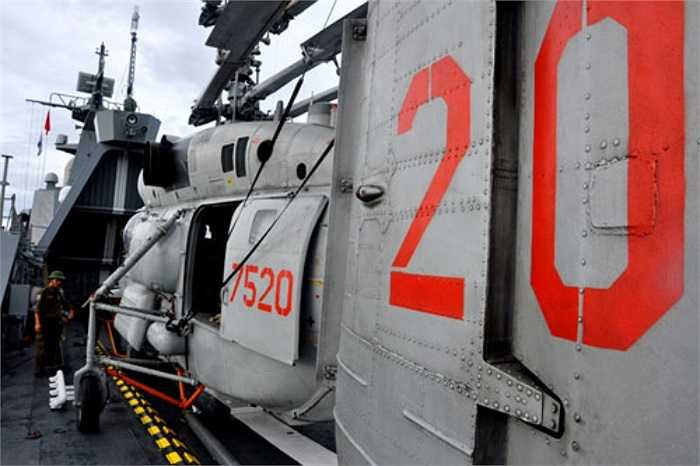 Đại úy Nguyễn Mạnh Việt, Chỉ huy bay của Phi đội Ka-28 trên tàu Hộ vệ tên lửa HQ-012 Lý Thái Tổ, cho biết Ka-28 có tính năng kỹ chiến thuật đa năng, có khả năng tìm và tiêu diệt tàu ngầm với ba phương án khác nhau. Ngoài ra, máy bay còn được trang bị hệ thống radar trinh sát mặt nước và gắn thêm thiết bị chống nhiễu, gây nhiễu để tàu ngầm không thể phát hiện. Khoang vũ khí của máy bay mang được ngư lôi tự dẫn, bom sâu và mìn. (Theo TNO)