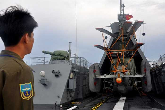 Ka-28 được trang bị áo phao riêng để nổi trên mặt nước trong tình huống khẩn cấp. Phía khoang sau máy bay có thuyền bằng cao su gấp gọn, có thể giật dây bơm hơi khi có tình huống phải hạ cánh khẩn cấp xuống biển. (Theo TNO)