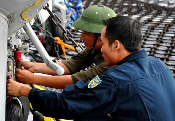 Cẩn trọng tỉ mỉ kiểm tra từng chi tiết nhỏ. (Theo TNO)