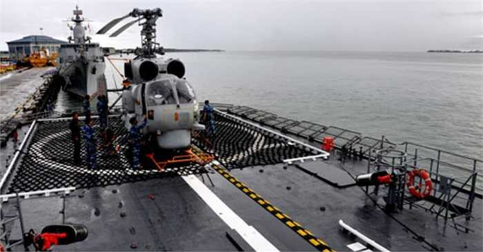 Trong đội hình Biên đội tàu HQ-011 Đinh Tiên Hoàng, HQ-012 Lý Thái Tổ đi thăm và giao lưu với Hải quân, lực lượng vũ trang 3 nước Indonesia, Brunei, Philippines từ đầu tháng 11 đến nay, mỗi tàu Hải quân Việt Nam đều mang theo 1 trực thăng Ka-28 với Phi đội gồm 8 người (phi công, hoa tiêu, nhân viên kỹ thuật) để đảm bảo sự hoạt động bình thường của máy bay. (Theo TNO)