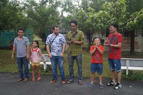 Chàng trai người Ba Lan (áo trắng, đứng giữa) gắn bó với vai trò MC cho Cha con hợp sứctừ khi chương trình vừa bắt đầu.