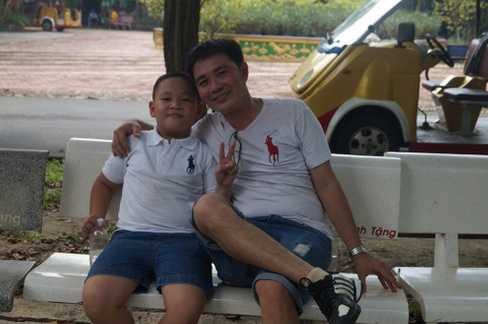 Bé Trần Lê Minh cùng cha Trần Huỳnh Quân hào hứng tham gia chương trình.