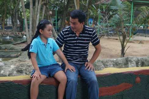 Đội thứ hai là sự góp mặt giữa cô bé lém lỉnh Trần Thiên Uyên Nhi cùng cha Trần Hoàng Du.