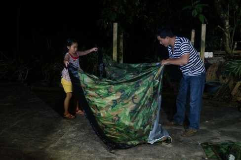 Hai cha con Uyên Nhi – Hoàng Du vật lộn với việc dựng lều.