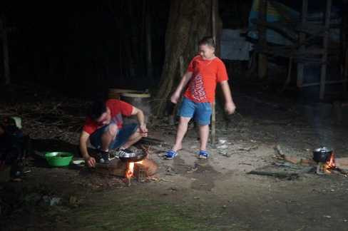 Bếp lửa ấm áp đã được nhóm lên thành công.