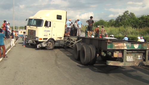Container nằm ‘vạ’ trên cầu Phú Mỹ, giao thông tê liệt