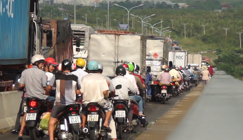 Container nằm ‘vạ’ trên cầu Phú Mỹ, giao thông tê liệt