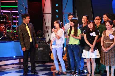 Nhóm The Bugi và gia đình, người thân trước trận đấu quyết định.