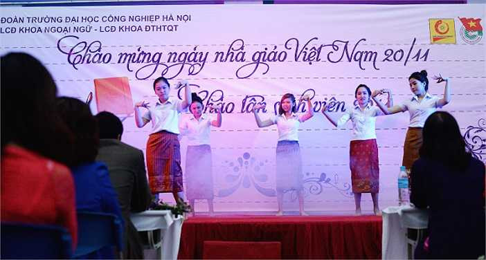 Điệu nhảy Lăm - vông truyền thống được những nữ sinh Lào thể hiện một cách thành thục thay cho lời tri ân gửi tới các thầy cô giáo