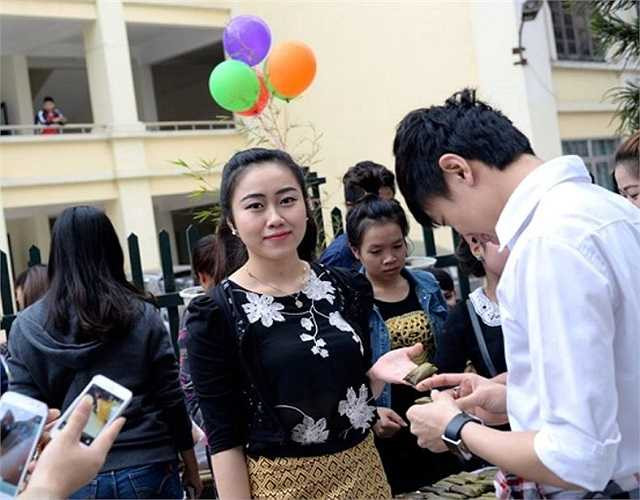 Nữ sinh người Lào rạng rỡ trong ngày lễ tri ân các thầy cô giáo