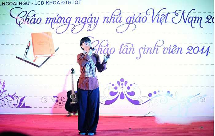 Bên cạnh đó, rất nhiều các tiết mục văn nghệ đặc sắc do chính các bạn sinh viên biểu diễn cũng được gửi đến các thầy cô