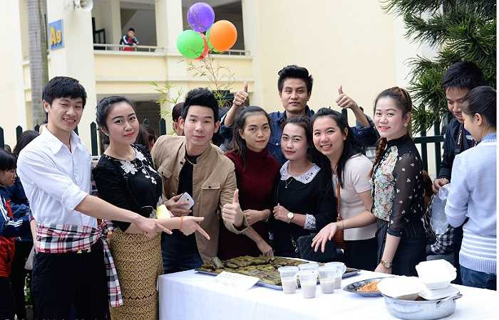 Các sinh viên Lào cùng sinh viên Việt Nam đang học tại Khoa Đào tạo Quốc tế, ĐH Công nghiệp Hà Nội đã có một ngày đầy ý nghĩa khi còn tham gia vào các hoạt động của hội trại