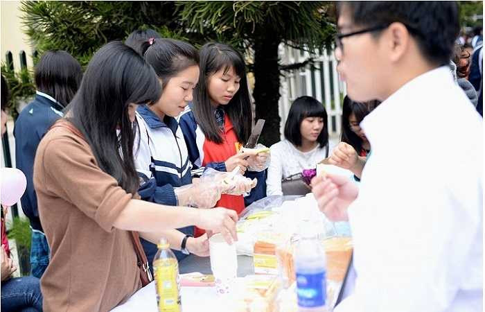 Bên cạnh các tiết mục văn nghệ hấp dẫn, các bạn sinh viên còn trổ tài nấu nướng ở phần thi ẩm thực để mời các thầy cô thưởng thức những món ăn truyền thống của dân tộc.