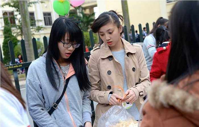 Các bạn sinh viên làm các món ăn truyền thống để tham gia trao đổi tại hội trại