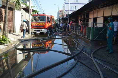 Sau tiếng nổ lớn, cả xưởng in cháy ngùn ngụt