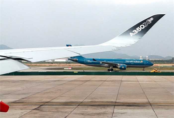 Theo Airbus, A350 XWB có thiết kế khí động học hiện đại nhất hiện nay, cánh và thân máy bay làm từ sợi carbon, đồng thời được trang bị động cơ Rolls-Royce Trent XWB giúp tiết kiệm nhiên liệu. 