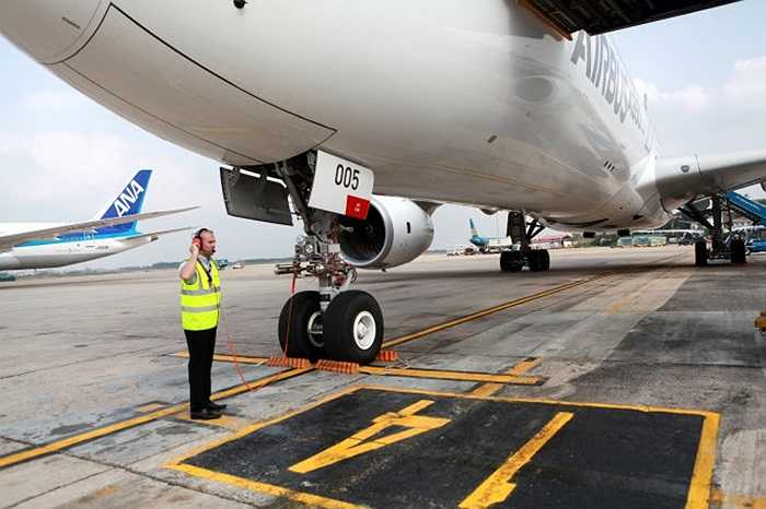 Vật liệu nhẹ, công nghệ tiên tiến giúp A350 XWB trở thành dòng máy bay hoạt động hiệu quả nhất, giảm tiêu thụ nhiên liệu và lượng khí thải đến 25% với chi phí bảo dưỡng thấp, trong khi tăng thêm được chỗ ngồi hành khách. 