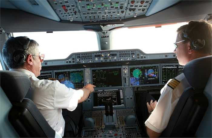 Qua năm lần bay thử nghiệm nhưng tại chuyến bay biểu diễn ngày 22-11 ở Hà Nội, các chuyên gia kỹ thuật của Airbus vẫn tập trung theo dõi các thông số kỹ thuật của máy bay thông qua hệ thống máy tính và thao tác của phi công.