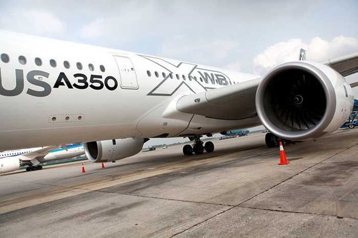 Chiếc máy bay giới thiệu ở Hà Nội hiện được bố trí hai hạng ghế: 42 ghế hạng thương gia nằm phẳng và 223 ghế hạng phổ thông. Các ghế này đều được lắp thiết bị bay thử đặc biệt.