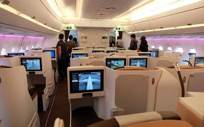 Vietnam Airlines (VNA) đã đặt mua 10 chiếc A350 XWB từ Airbus và 4 chiếc được thuê thêm từ bên thứ ba. Dự kiến VNA sẽ nhận chiếc máy bay đầu tiên vào giữa năm 2015 và khai thác trên đường bay Hà Nội và Paris (Pháp).