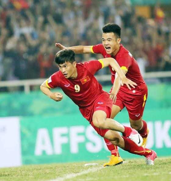 Công Vinh dẹp tự ái, làm người hùng