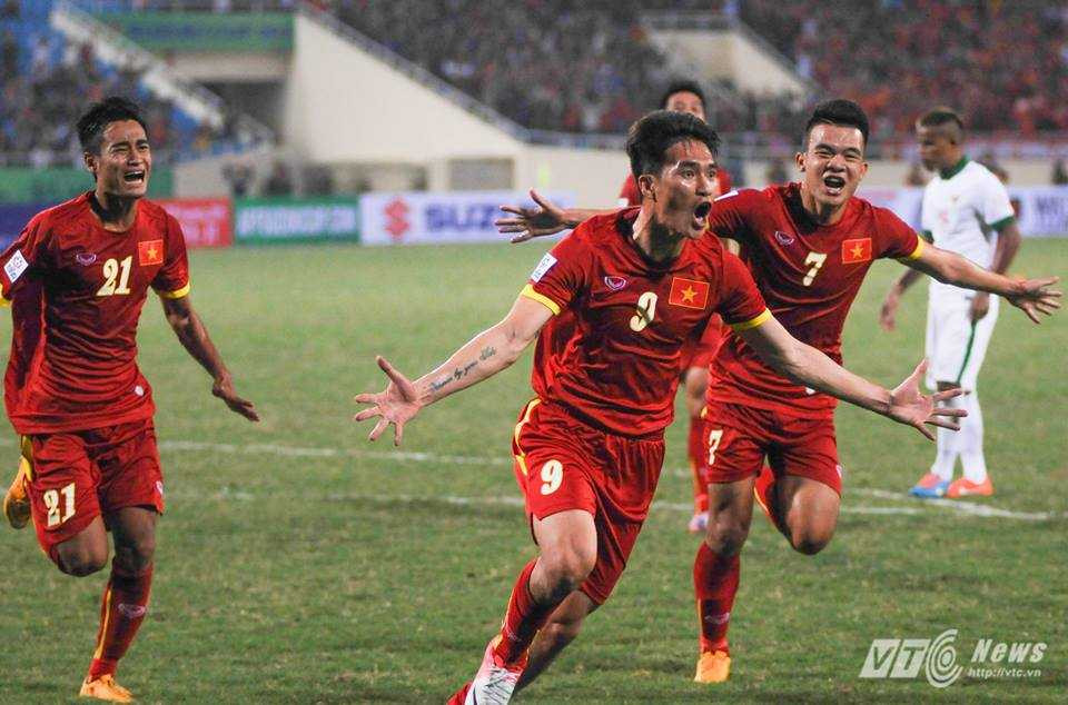 Khoảnh khắc ăn mừng đầy xúc cảm của Công Vinh