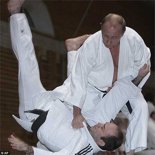 Người đàn ông quyền lực nhất thế giới năm 2014 mới đây được phong bát đẳng huyền đai môn karate