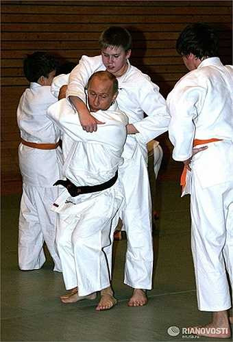 Ngoài ra, ông Putin cũng là người đam mê với môn võ Judo, ông bắt đầu theo học môn võ này khi mới 11 tuổi