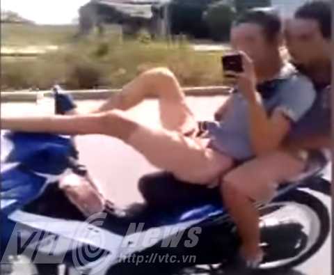 Hai đối tượng, "phê" ma túy, điều khiển, lái mô tô, bằng chân, Quảng Nam