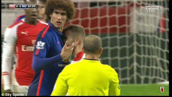 Nếu trọng tài nghiêm khắc, Wilshere đã bị đuổi khỏi sân