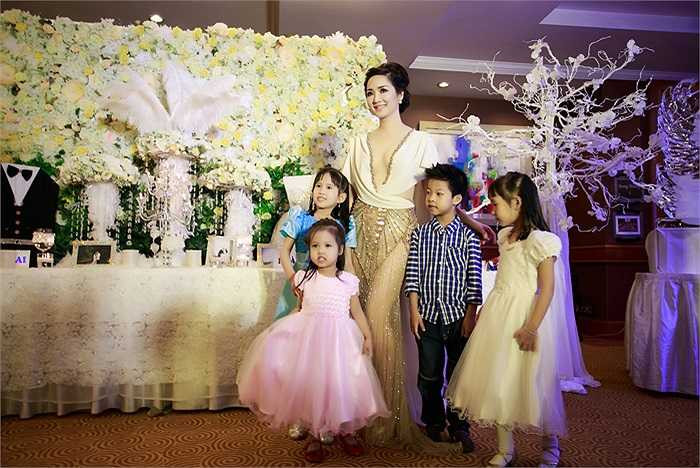 Hoa hậu Đền Hùng Giáng Mi tới chúc mừng Quỳnh Nga - Doãn Tuấn.