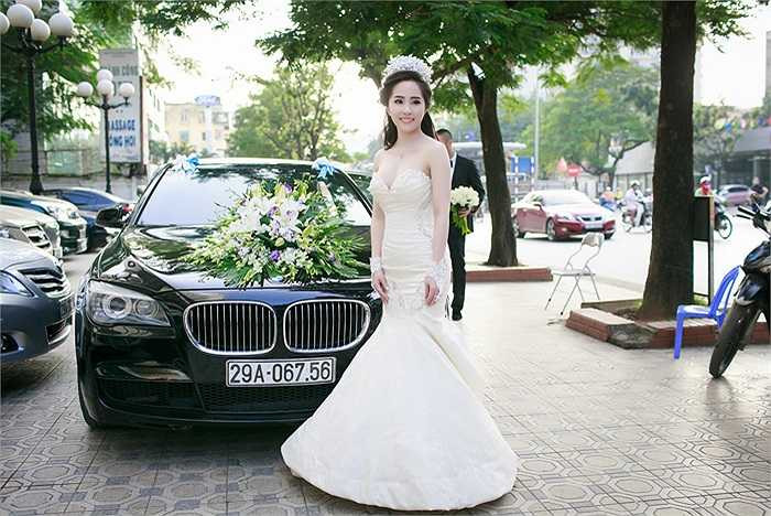 Quỳnh Nga chọn cho mình bộ váy cưới gợi cảm, khoe đôi vai trần và làn da trắng nõn nà. Cô đội vương miện được làm từ những viên ngọc trai.