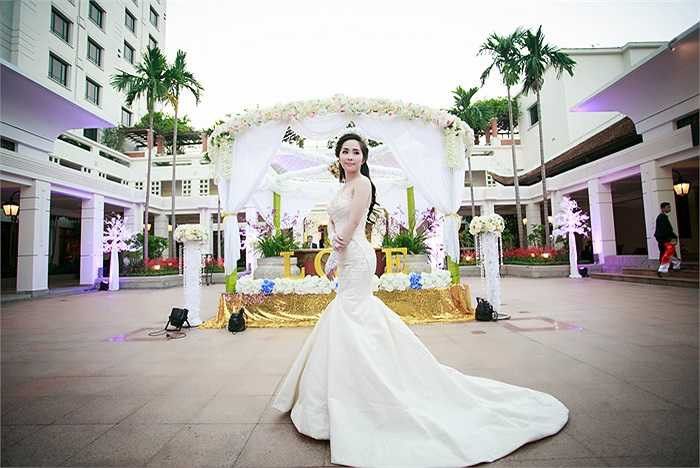 Quỳnh Nga tạo dáng trước nơi tổ chức đám cưới.