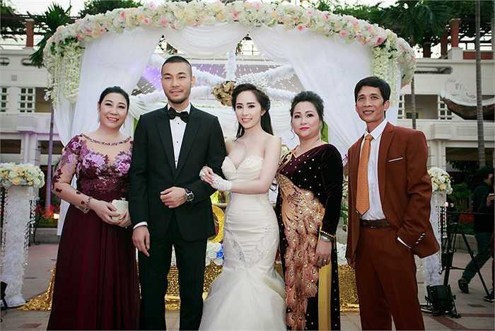 Cặp tân lang, tân nương chụp ảnh cùng bố mẹ.