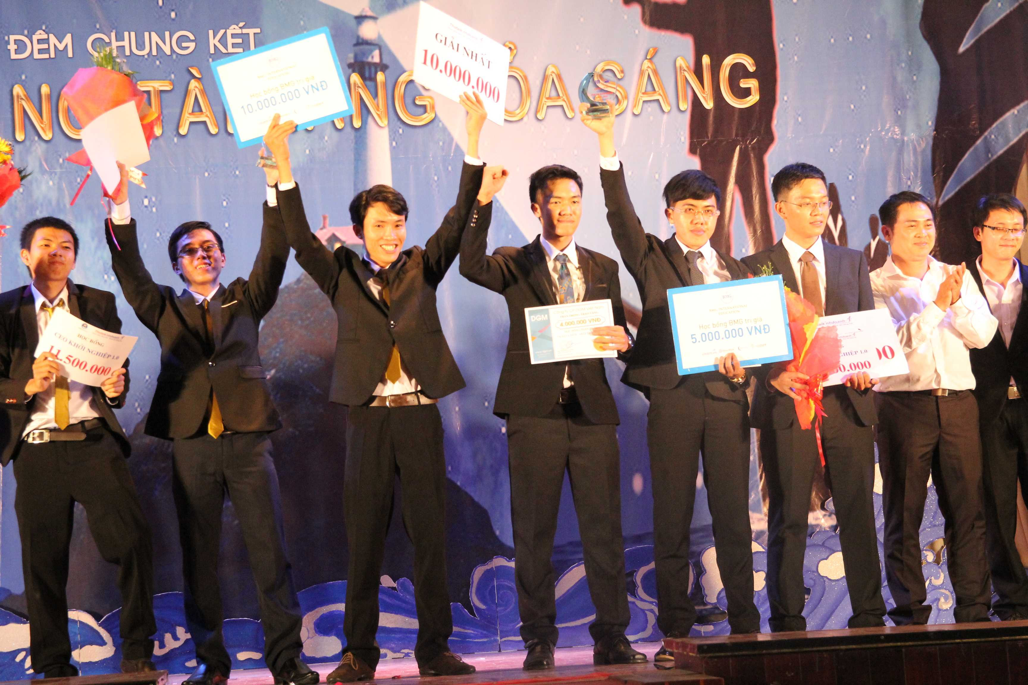  Đội Khát vọng trẻ giành ngôi vị cao nhất của cuộc thi