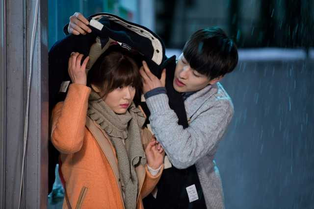 Mối tình đầu giữa cô thiếu nữ mù Soo Wan và Dong Joo đầy thơ mộng và trong sáng.