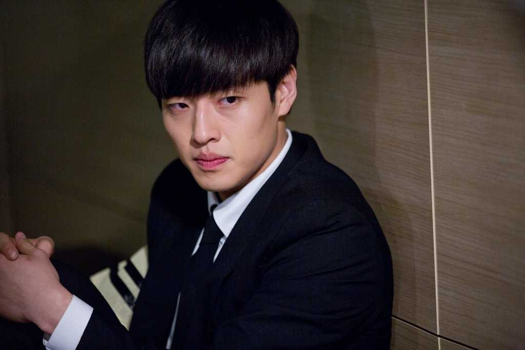 Bên cạnh đó, ngôi sao của Người thừa kế – Kang Ha Neul hóa thân vào Dong Joo lúc còn trẻ. 