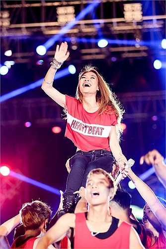 Cũng trong năm 2014, để kỷ niệm 15 năm ca hát, Họa mi tóc nâu tập trung sức lực để tổ chức live concert Heartbeat diễn ra tại TP.HCM và Hà Nội. Đây được xem là liveshow để đời của Mỹ Tâm vì nó lập kỷ lục lượng người xem cao nhất từ trước đến nay. Fanpage của World Music Awards đã gọi Mỹ Tâm 'siêu sao của Việt Nam' nhờ liveshow lần này.